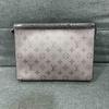 [Б/У] Pochette Voyage MM Классический Monogram с покрытием Кожа Taïga Сумка-косметичка Клатч Средний - Очень Хорошее состояние #J27UCG