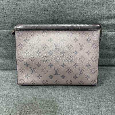 [Б/У] Pochette Voyage MM Классический Monogram с покрытием Кожа Taïga Сумка-косметичка Клатч Средний - Очень Хорошее состояние #J27UCG