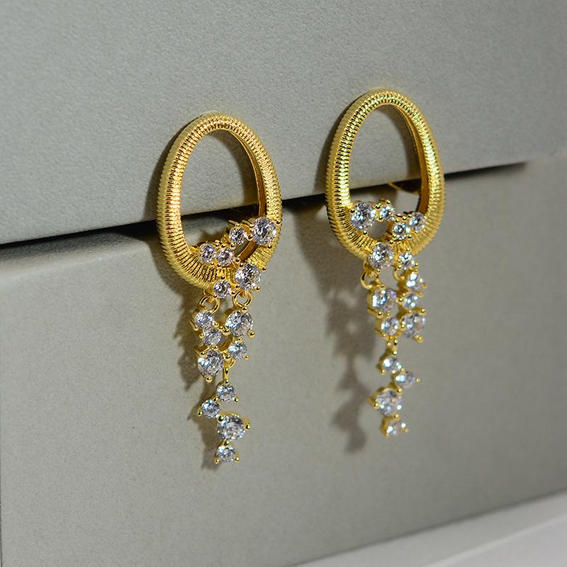 Серебряные Серьги-Гвоздики с Овальной Кисточкой и Блестящими Стразами - Высококачественная Мода и Универсальные Украшения