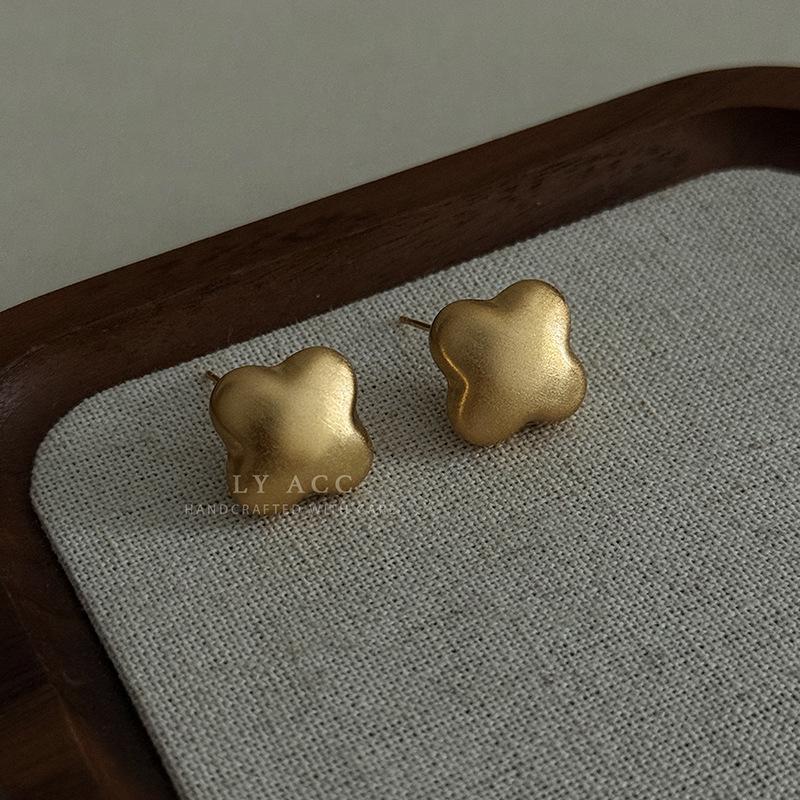Exquisite niche metal brushed matte ball stud earrings for women's commuting senior temperament simple and versatile earrings