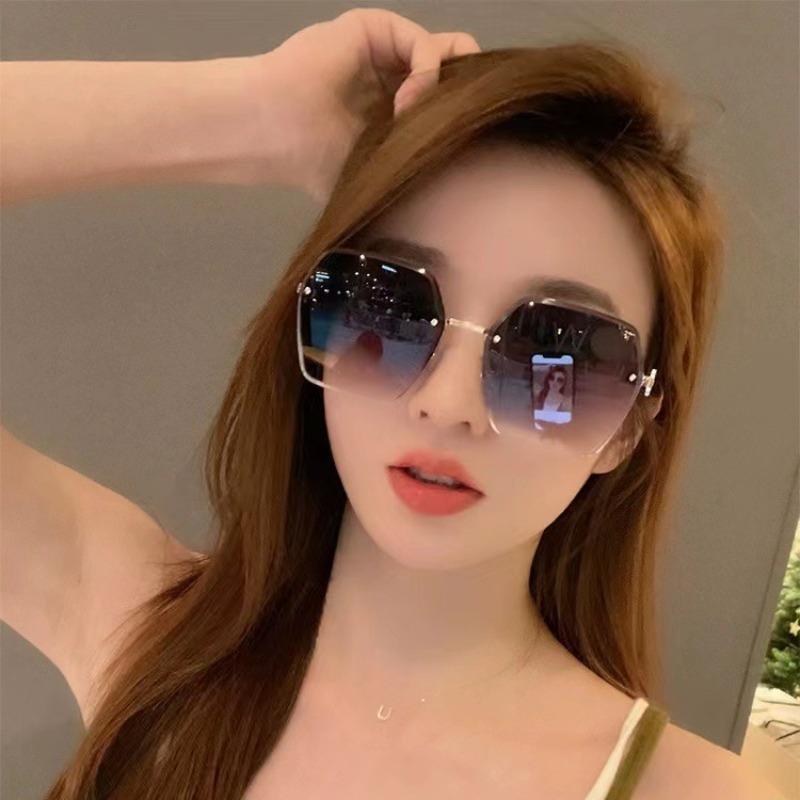 Fashionable Frameless Sunglasses Retro UV Protection Gradient Sunglasses Women's Frameless Edge Cut Driving Sunglasses UV400