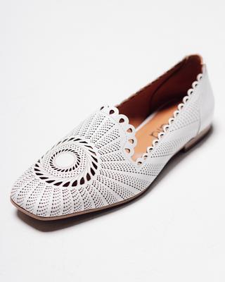 Балетки перфорированные 2402856 36 белые кожа