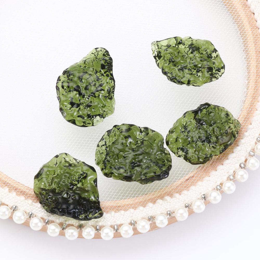 Изготовление подарков для женщин и мужчин Необработанный камень Неправильный камень Молдавит Кристалл Дробленый зеленый кристаллический камень