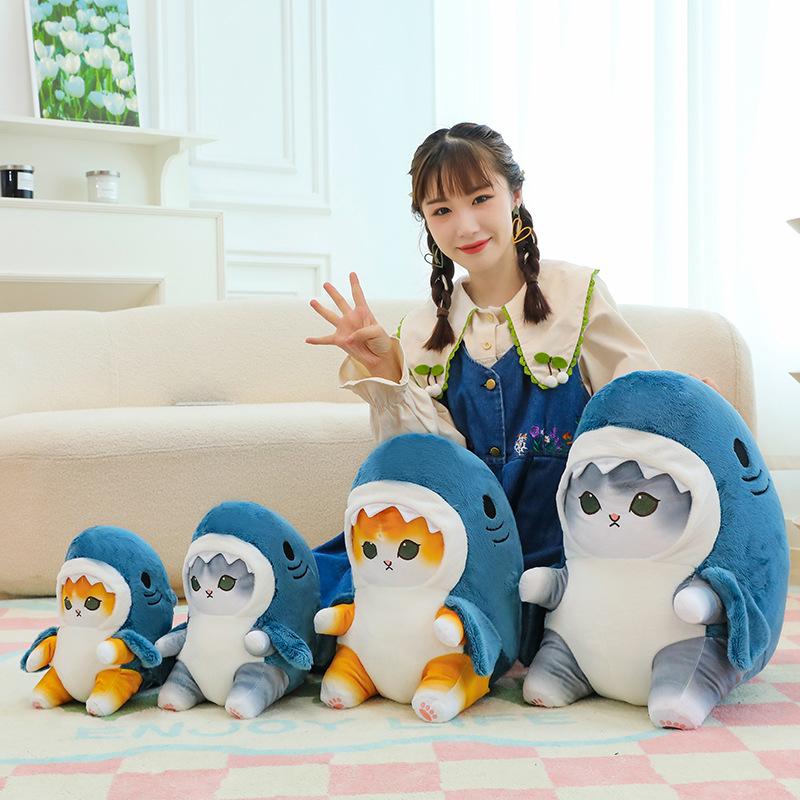 Милый кот превращает акулу в плюшевую игрушку, мультяшная акула, кошка, кукла, детская игрушка, подарок на день рождения