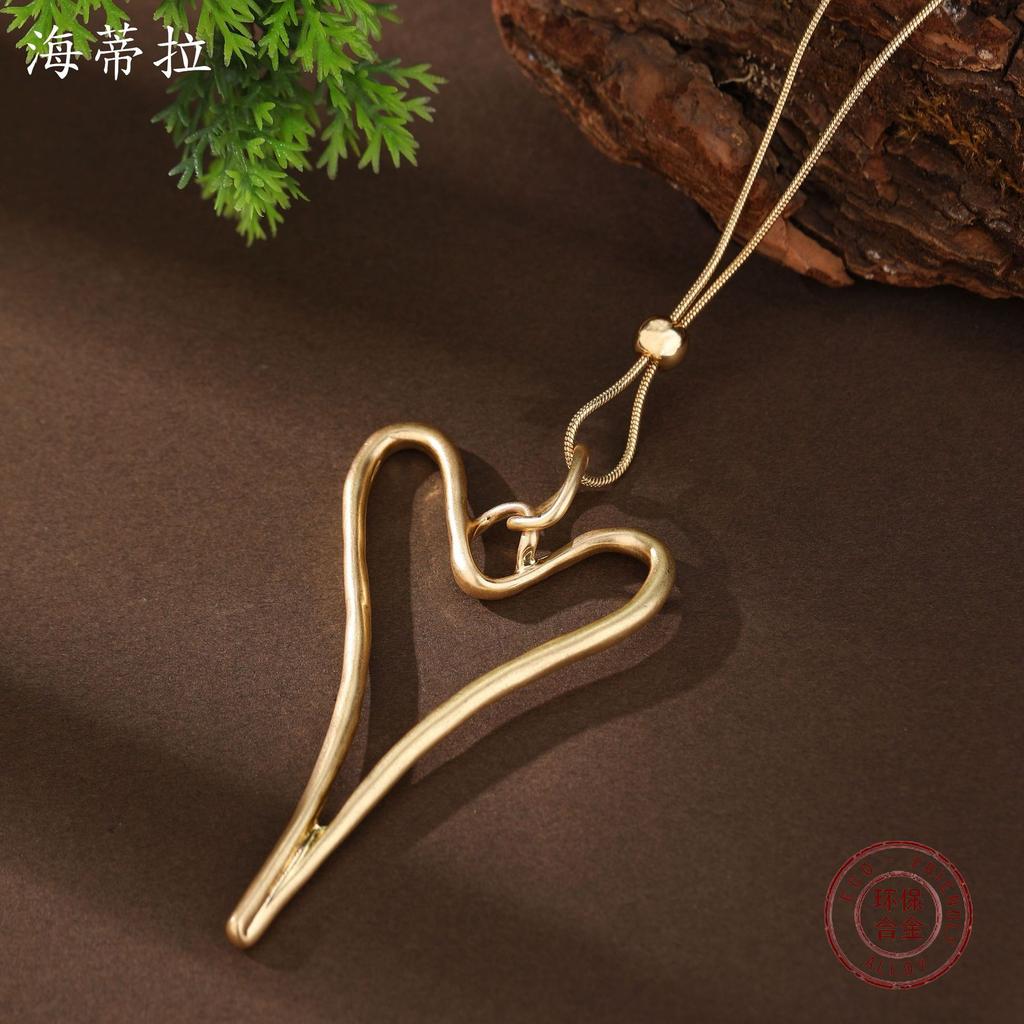 Новый матовый полый геометрический кулон в виде сердца, женское простое высококлассное колье с застежкой-пуговицей в форме сердца