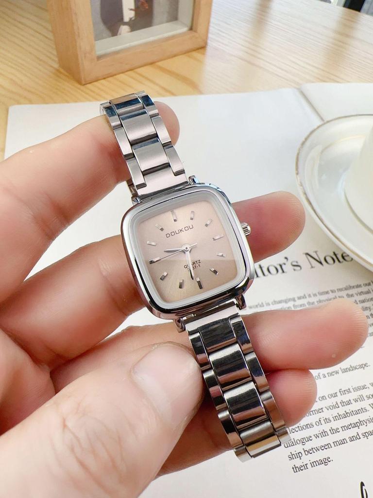 Элегантные женские часы с браслетом из нержавеющей стали и метками в виде штрихов