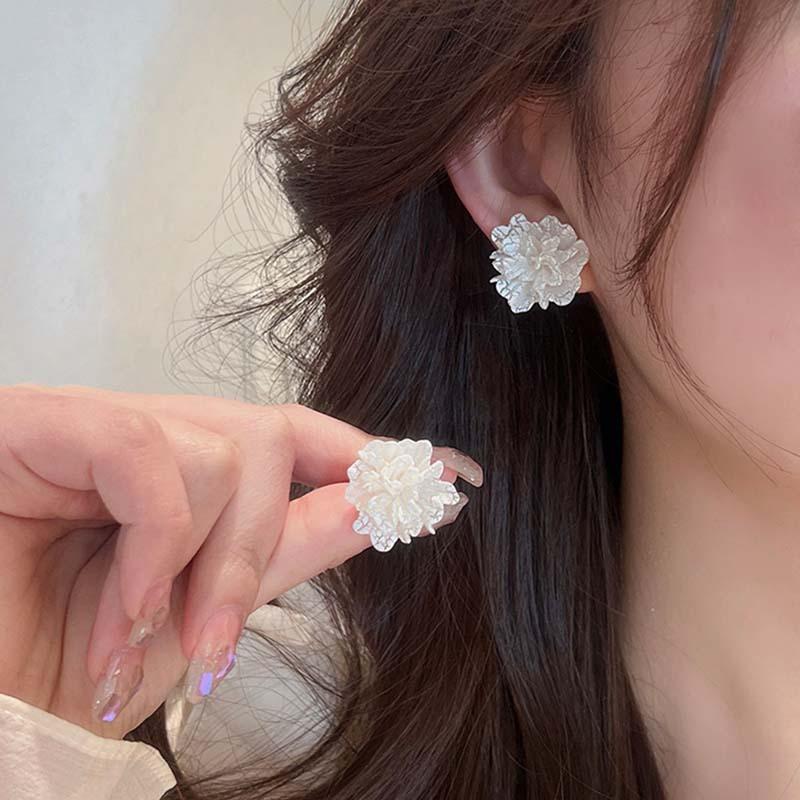 White Pearl Shell Fringed Earrings Fashionable and Elegant Temperament Earrings French Light Luxury High-end Earrings Women