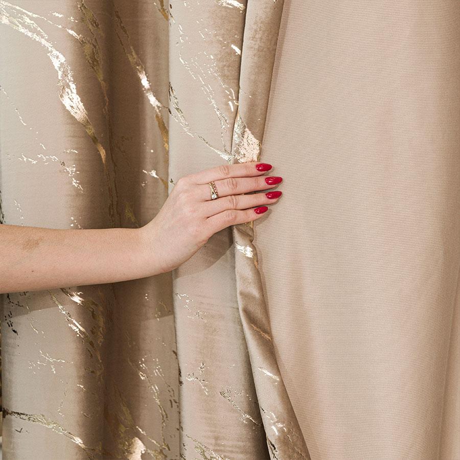 Marma - Ready-made curtain with eyelets - 140x250cm - Dark with print