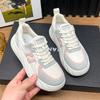 2024 толстая подошва маленькие белые туфли женские новые весенние сетчатые дышащие 100 повседневные спортивные туфли Pop Daddy Single