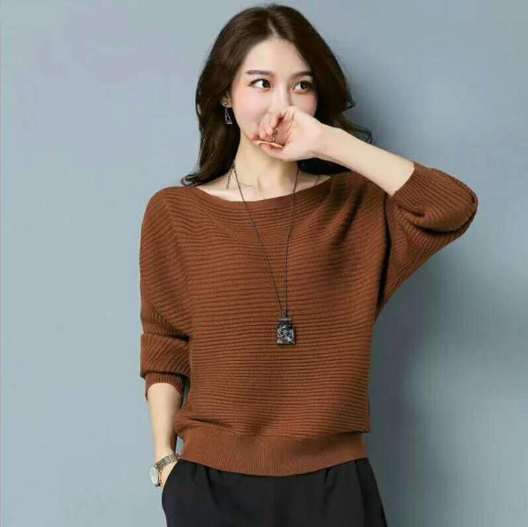 Женский однотонный свитер с короткими рукавами и длинным трикотажным низом на весну и осень