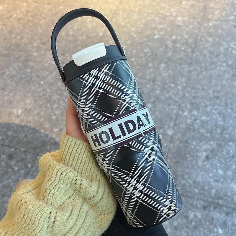 Unisex large capacity can be taken away from the car cup and carry the handle water cup
