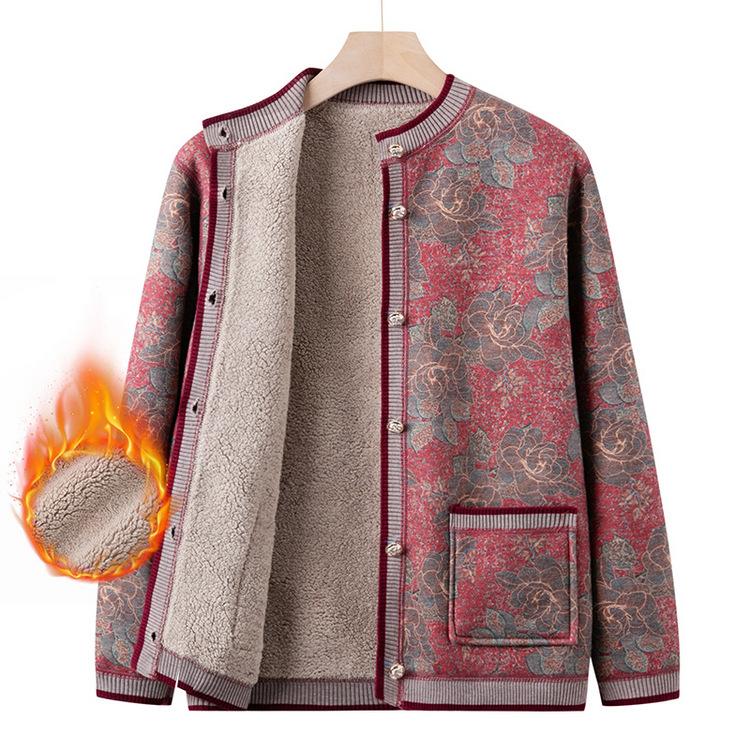 Люди добавляют бархат и утолщают осенне-зимние свитера. Женщины-матери носят новые кардиганы и осенние пальто бабушки.