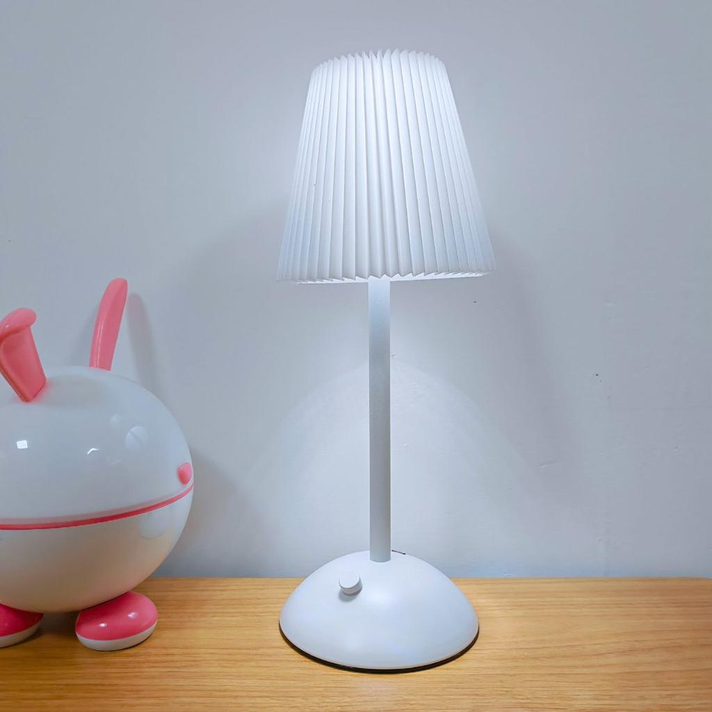 Минималистичная плиссированная декоративная настольная лампа с сенсорной зарядкой, трехцветными светодиодными лампами для украшения спальни и гостиной