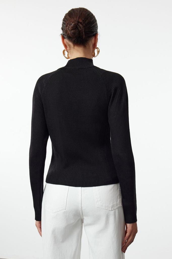 Женский свитер в элегантном стиле с зеленой пуговицей и детальным тонким трикотажным свитером