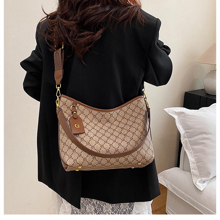 Large-capacity Bag Women's Autumn and Winter Retro New Casual Commuter Underarm Shoulder Bag Versatile Tote Bag Trendy Girl
