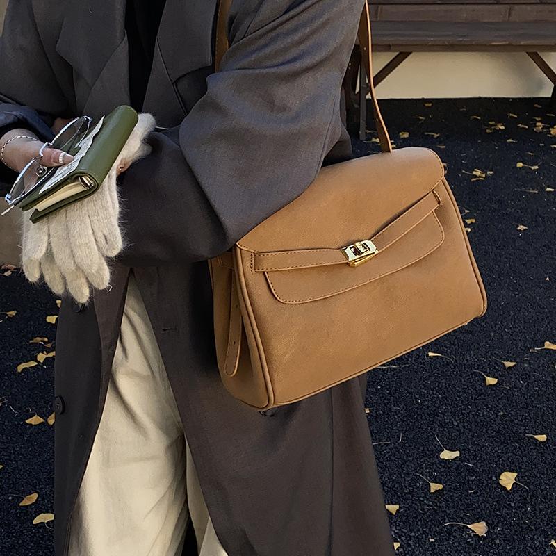 Осень и зима новая замшевая сумка через плечо большой вместимости 2025 универсальная взрывная модель интернет-знаменитость зарубежный стиль женская мода тренд косая