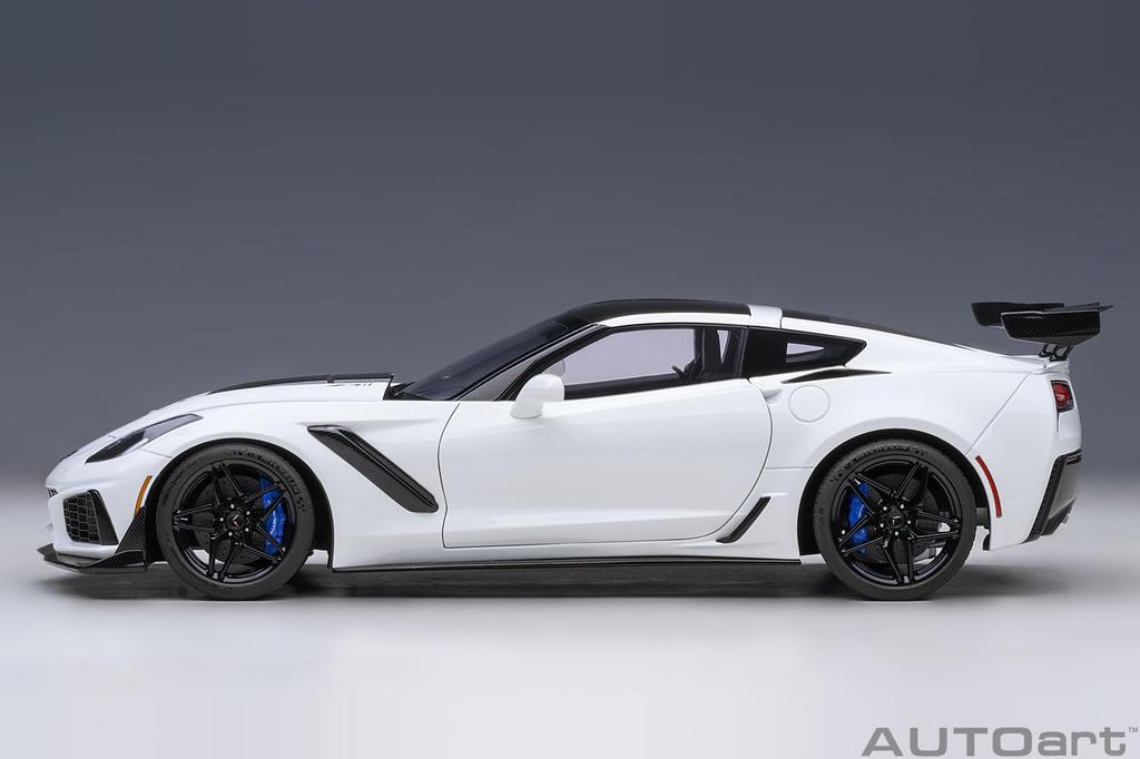 AUTOart Chevrolet Corvette ZR1 Белый Готовый продукт 1/18 (С7)