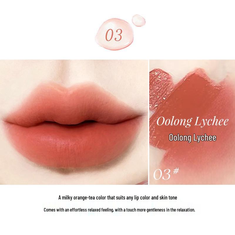 Novo Light Nude Водный спрей-блеск для губ: Шелковистая, гладкая текстура с натуральным, легко наносимым цветом, который придает губам сияние.