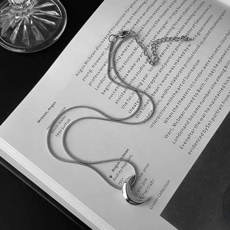 Элегантное серебряное ожерелье в форме полумесяца для женщин - 2025 г. Легкая роскошная цепочка на ключицу и свитер