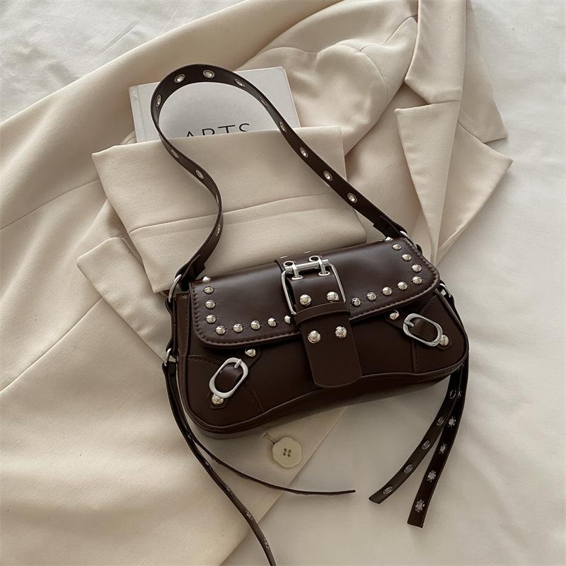 2025 новая наплечная сумка-мессенджер текстурная трендовая крутая дизайн с заклепками в стиле Spice Girl персонализированный дизайн локомотивная модная сумка-багет под мышкой