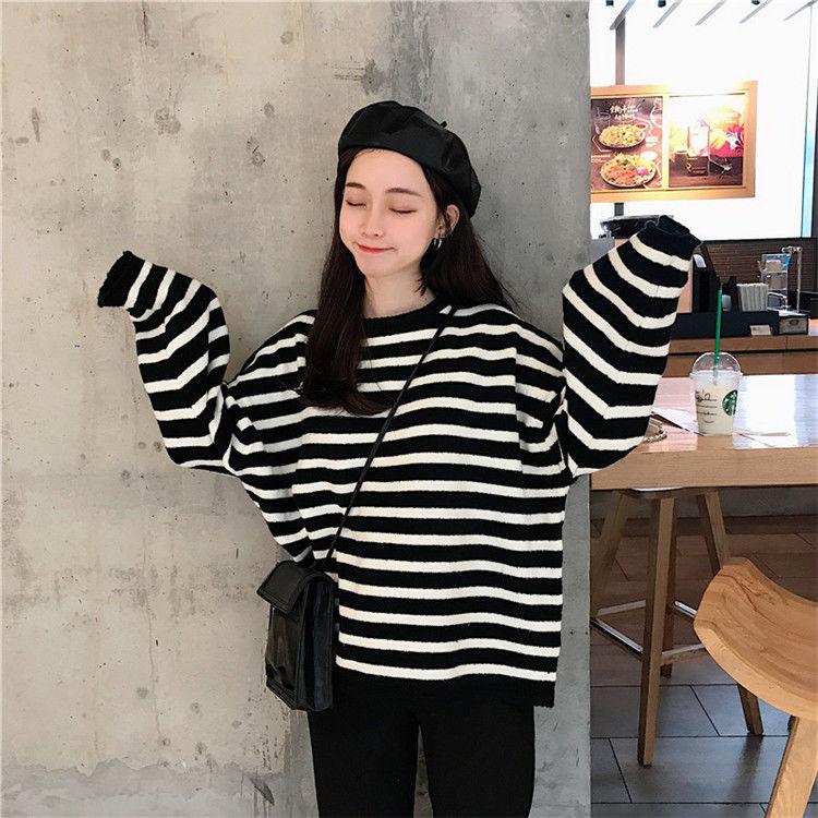 Весенняя корейская версия свободного свитера с круглым вырезом и длинными рукавами, облегающего полосатого пальто для студентки.