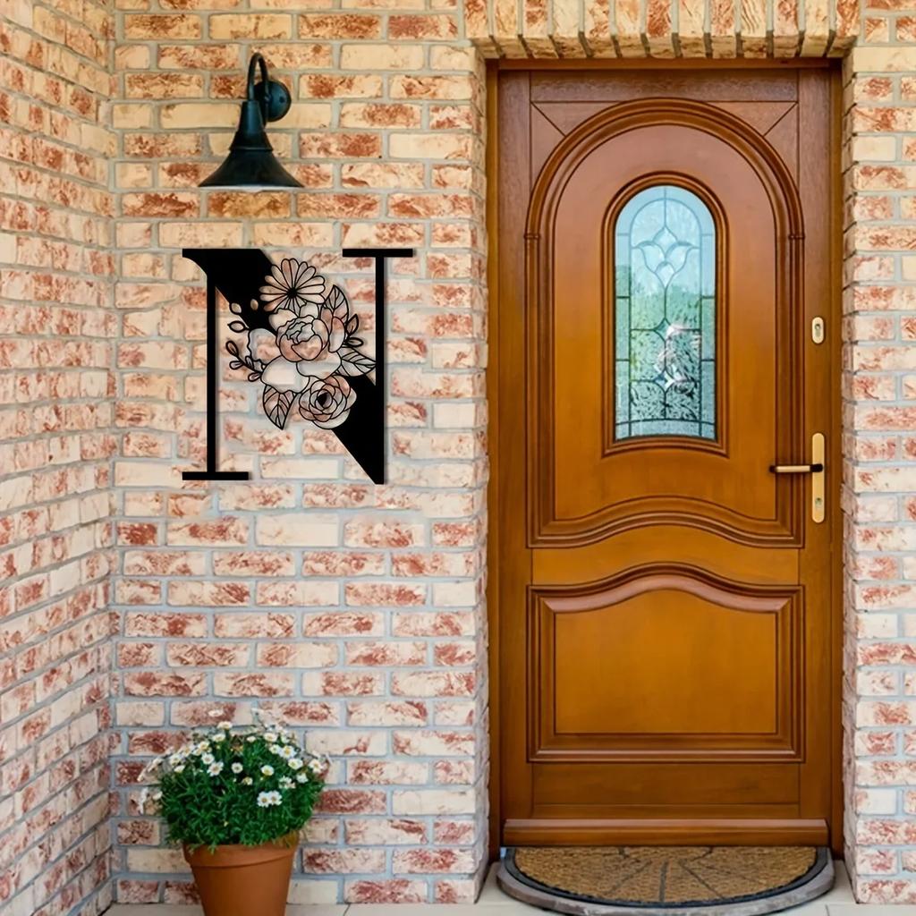 Потрясающая металлическая табличка с цветочными буквами-монограммами! Металлическое настенное искусство. Цветочный декор стен с заглавными буквами алфавита. Буквы для стен своими руками. Знак на заднем плане.