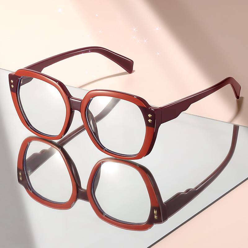 Новые классические и простые очки с плоскими линзами в большой оправе со звездными акцентами — это предмет для повседневной носки и украшение для уличной фотографии.
