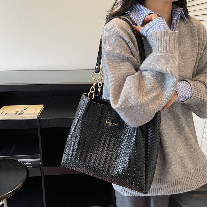 Large-capacity retro bag women's autumn and winter versatile 2025 new casual texture shoulder bag commuter tote bag