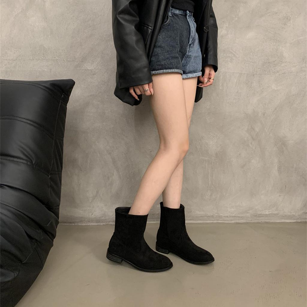 Корейская версия ретро замшевые круглый носок толстый каблук маленькие короткие ботинки женские 2025 весна, осень и зима универсальные ботильоны пустошь ветер