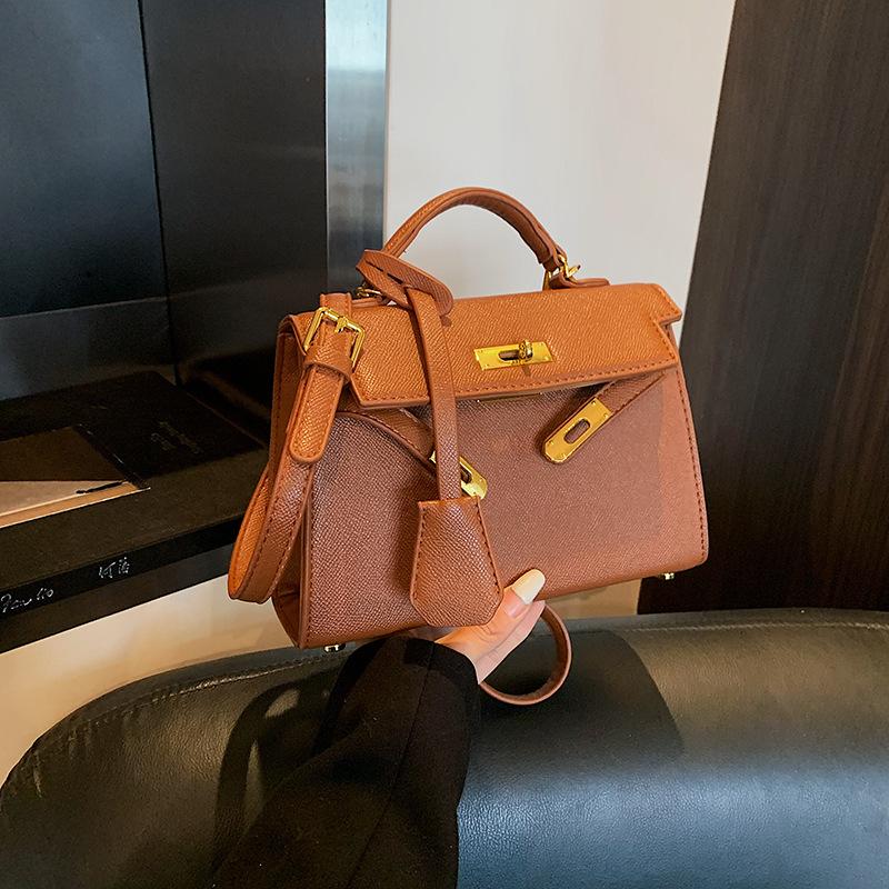 Модная ретро нишевая маленькая квадратная сумка 2025 новая повседневная универсальная женская сумка через плечо изысканная супер огненная сумочка