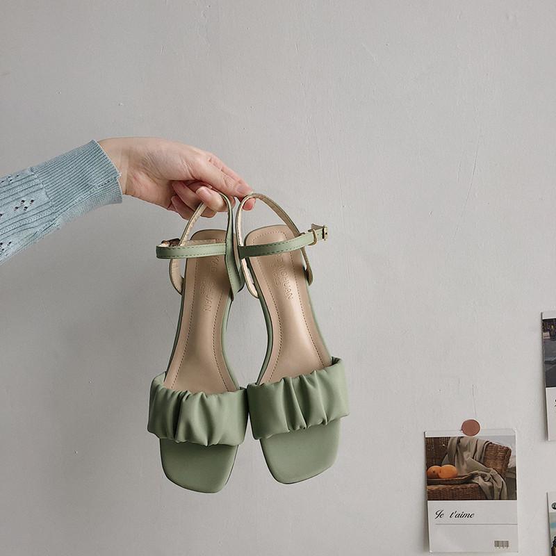 Модные женские сандалии на квадратном каблуке Летние новые корейские плиссированные сандалии на высоком каблуке с пряжкой на щиколотке Повседневные сандалии в римском стиле