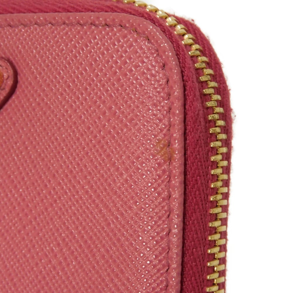 Подержанный 11569 Кошелек для монет Saffiano 1MM268 QHH F0505 7943 Розовый Картхолдер на молнии с треугольным логотипом Peonia Женский от