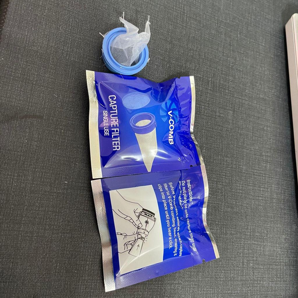 Оснащен 3 одноразовыми фильтрами для улавливания, расческой для чистки от блох домашних животных, расческой для чистки шерсти домашних собак и кошек, электрической расческой для лизания