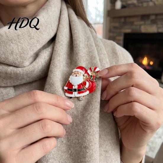 Sparkling Holiday Brooches Christmas Enamel Brooch Pin Santa Snowman Gingerbread Tree Wreath Stocking Pins Bell Jewelry Accessories for Coats