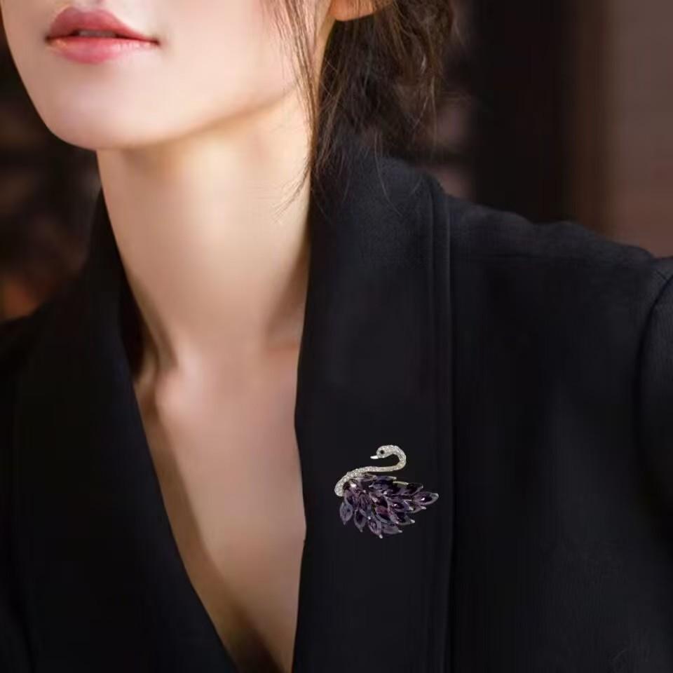 Available 2025 New Fashion Alloy Rhinestone Swan Corsage Vintage Crystal Brooch