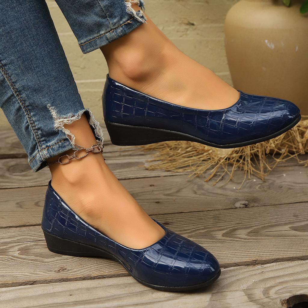 Fashion Large Size Casual Flat Bean Shoes 2025 New Round Toe Shoes for Women Soft Sole Outside To Wear Shallow Mouth Single Shoes Women
