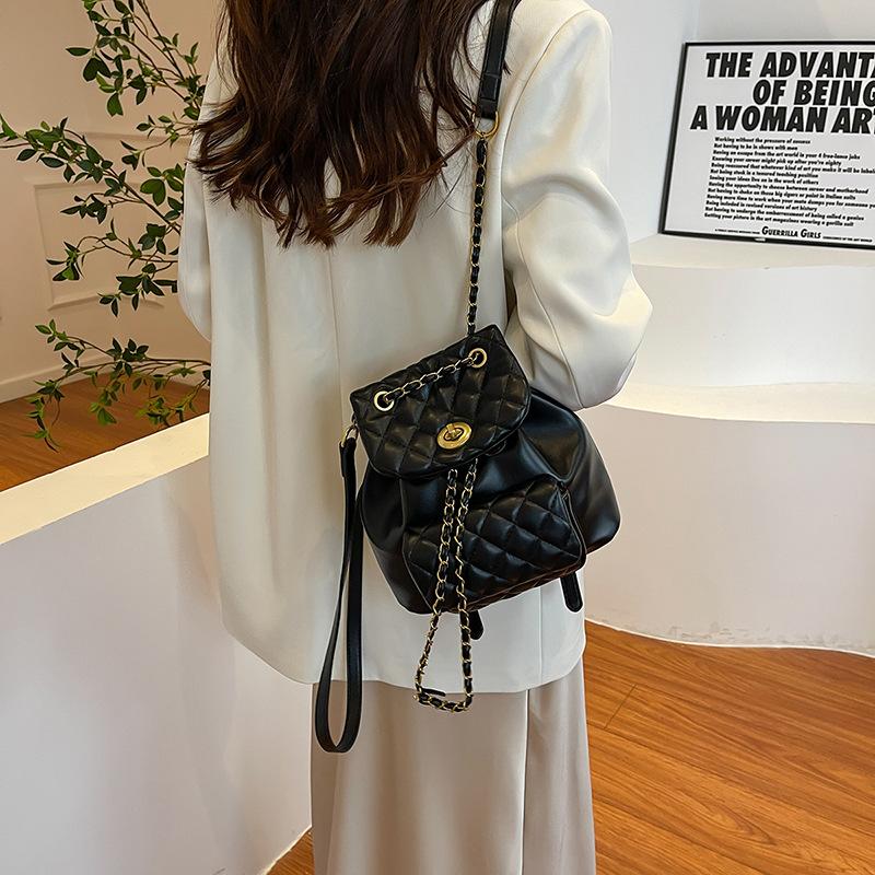 Серебристый рюкзак женский 2025 новая мода ромбовидный школьный рюкзак студент колледжа путешествия легкий выход цепочка маленький рюкзак