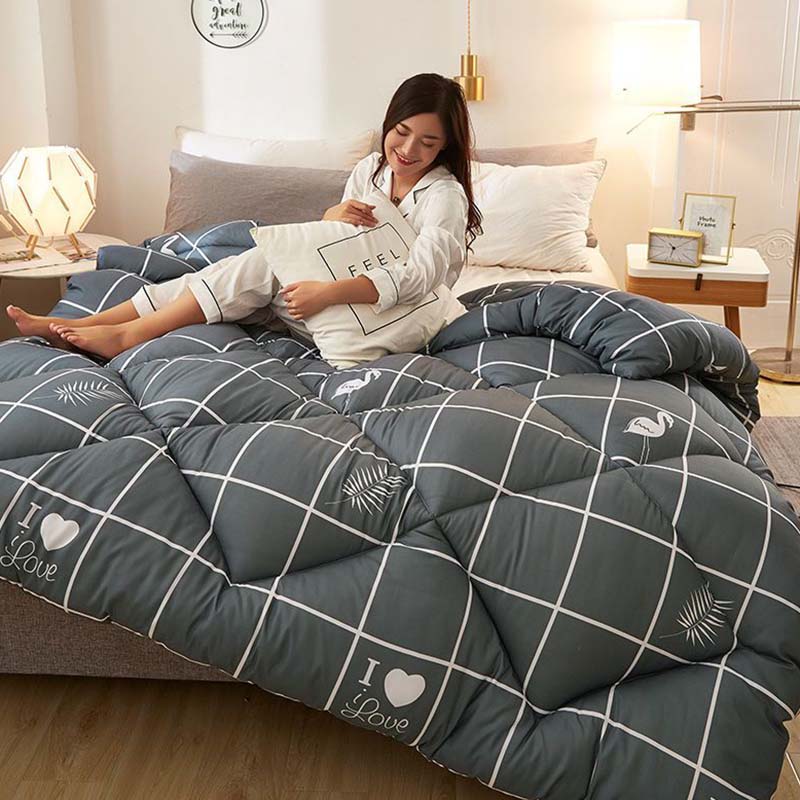 Утолщенное одеяло с хлопчатобумажной подкладкой. Бархатное теплое одеяло. Дышащая и легкая ткань. Доступны постельные принадлежности для одного или двух человек. Все сезоны.