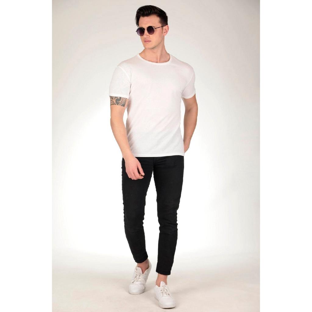 Мужская белая приталенная футболка с круглым вырезом