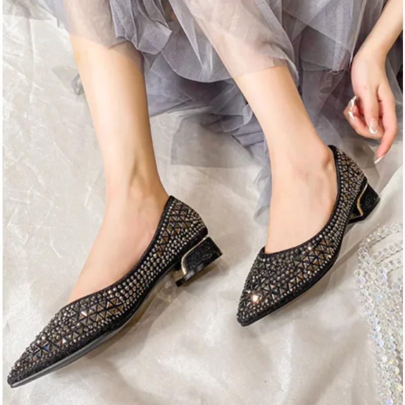 Модная французская обувь-лодочки с острым носком для женщин 2024 серебристая с неглубоким вырезом, стразами, на плоской подошве, темпераментные