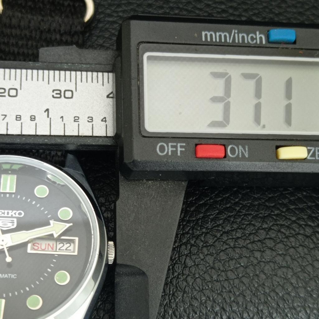 ЯПОНСКИЕ ВИНТАЖНЫЕ ОТРЕМОНТИРОВАННЫЕ АВТОМАТИЧЕСКИЕ МУЖСКИЕ ЧАСЫ SEIKO 5 С ЧЕРНЫМ ЦИФЕРБЛАТОМ a444206-1