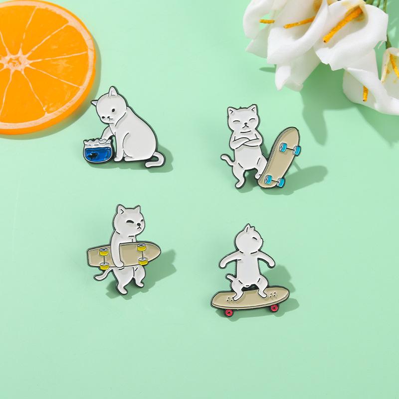 Cartoon White Black Return Board Cat Alloy Brooch Metal Pin Bag Accessory Badge Pines Metálicos for Hats Clothing Bags Sewing