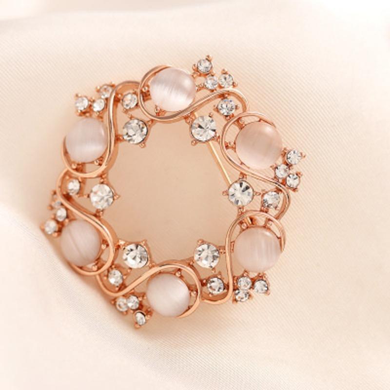 Brooch High-End Sense Niche High-End Women'S Silk Scarf Buckle Alloy Corsage Small Fragrant Wind Pearl Rhinestone High-End