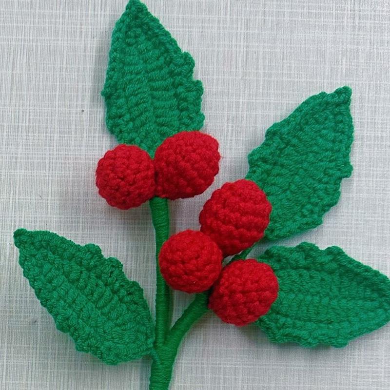 1 шт. Рождественские украшения Подарок Креативный ручной работы Готовый Рождественский букет Серия 2025 Вязаный крючком букет цветов Падуб Желудь