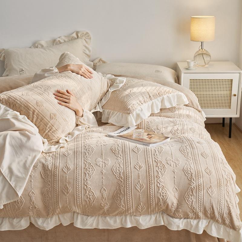 Зимний комплект постельного белья для беременных и младенцев класса А из четырех кусочков молочной муки из коралловой муки. Теплый и плюшевый толстый пододеяльник из фланели.