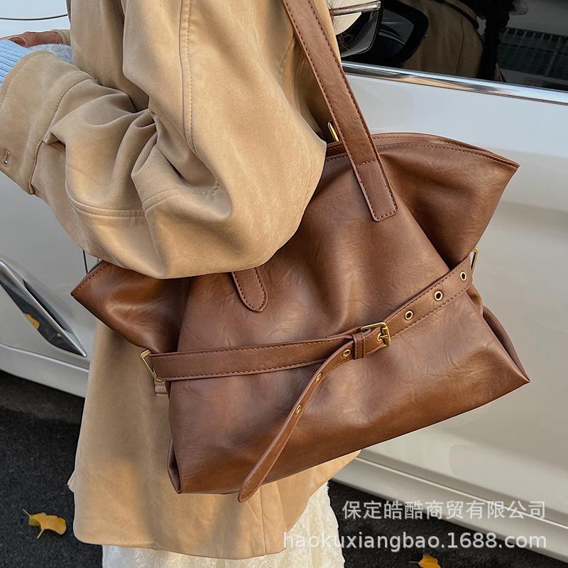 Ретро сумка женская большой вместимости 2025 новая осень и зима простая универсальная сумка через плечо премиальная текстура сумка-тоут для поездок