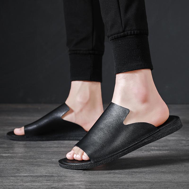 Мягкие кожаные тапочки для мужчин 2024 года, лето, новый стиль, удобные коричневые сандалии для отдыха на открытом воздухе, трендовая мужская пляжная обувь из натуральной кожи