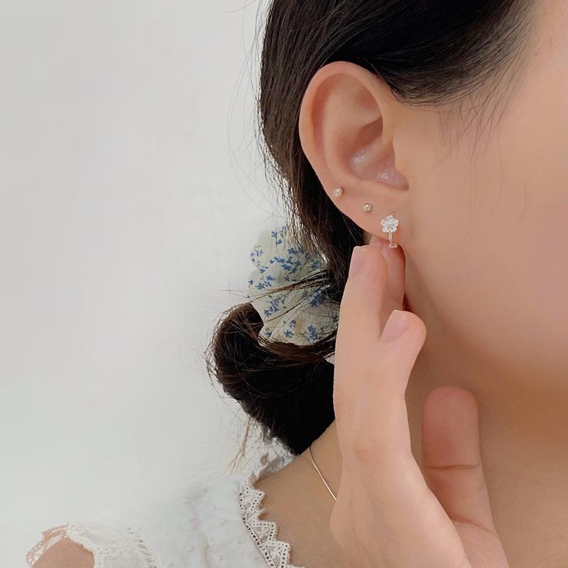Sweet Japanese and Korean Cute Flower Ear Buttons for Women with Versatile Personality Fresh Ear Buttons