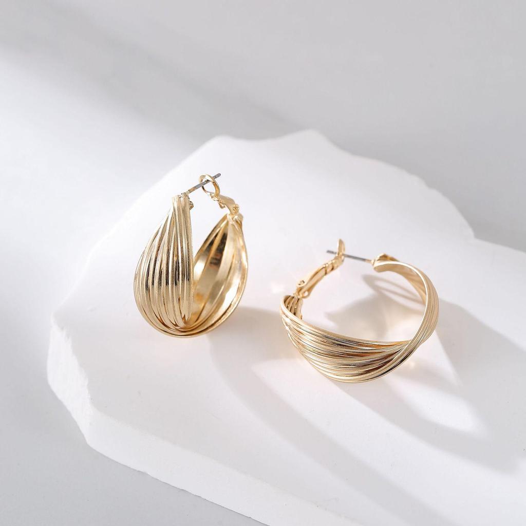 Минималистичные металлические серьги-кольца: Уникальный, смелый и стильный дизайн, который подчеркнет вашу модную ауру.