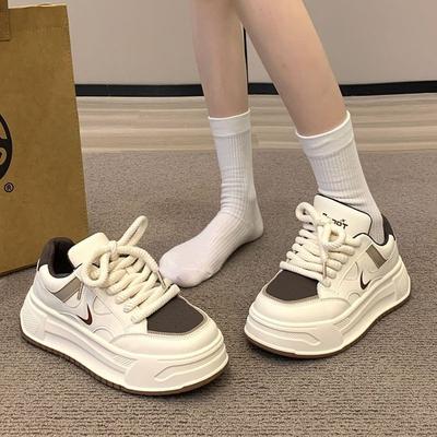 Маленькие белые туфли на толстой подошве, увеличивающие рост, женские, 2025, новая весна, популярная женская обувь, универсальные спортивные и повседневные кожаные кеды